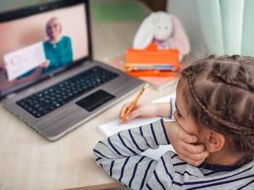 girl learning remotely
